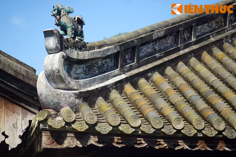 Mái nhà tạ lợp ngói lưu ly men xanh.