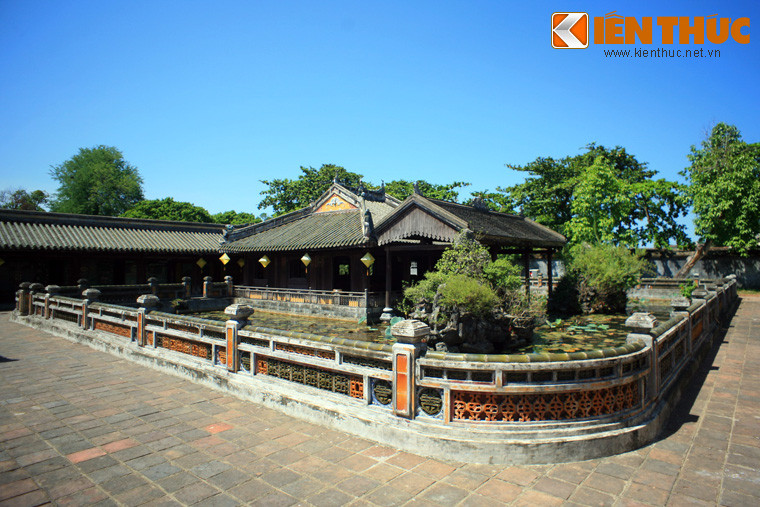 Nhà tạ dựng trên hồ nước hình chữ nhật chiều dài 28 mét, chiều rộng 20 mét, quay về hướng Nam, mặt Bắc thông với điện chính. Mặt bằng kiến trúc khu nhà bằng nửa diện tích mặt hồ.