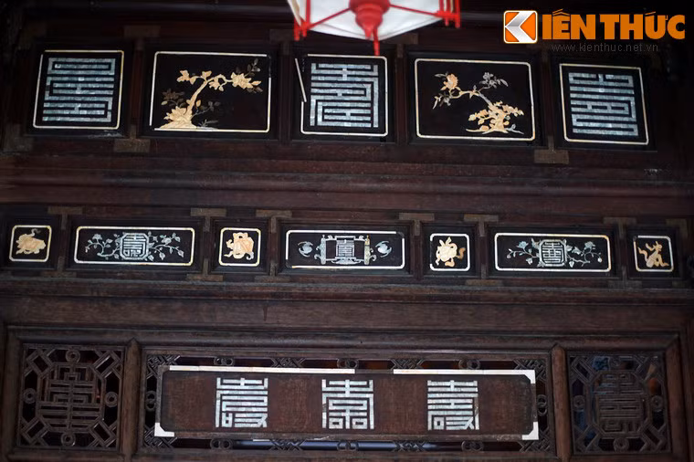 Nội thất tạ Trường Du trang trí tinh xảo bằng các bức ván chạm lộng, chạm thủng tỉ mỉ.