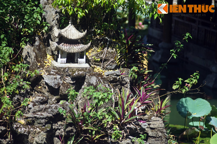 Trước đình Lương Phong. đắp hai hòn non bộ, trên đó có mô hình 5 cái am nhỏ. Hai hòn non bộ này đã qua khá nhiều lần chỉnh sửa, lần gần nhất là đợt đại trùng tu cung Diên Thọ năm 1997.