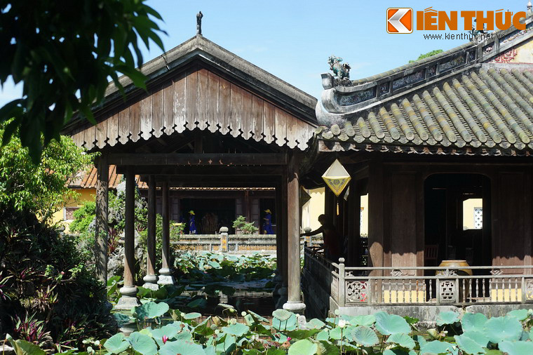 Mặt phía Nam của tạ Trường Du có một gian nhà vỏ cua được gọi là đình Lương Phong.