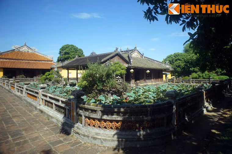 Nằm ở phía Đông của khuôn viên cung Diên Thọ trong Tử Cấm Thành Huế, tạ Trường Du là một trong bốn ngôi nhà thủy tạ cổ xưa của Cố đô Huế còn lại đến ngày nay.