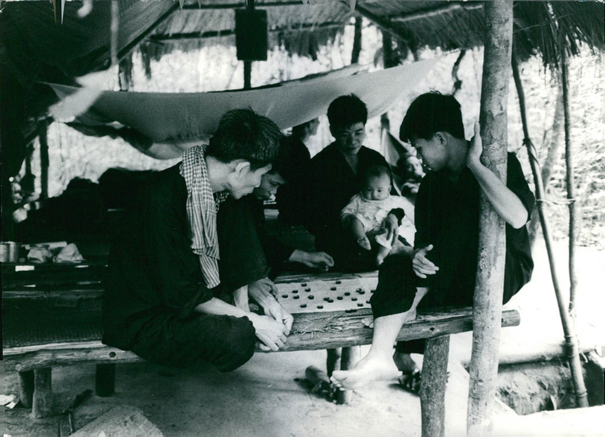 Các chiến sĩ chơi cờ tướng trong giờ nghỉ ở lán trại của mình, 1967.