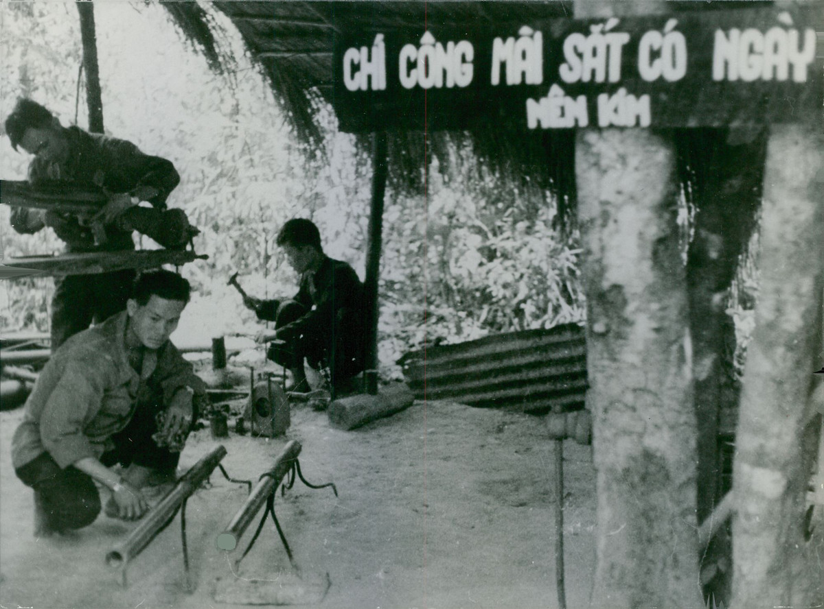 Trong một xưởng quân giới giữa rừng của lực lượng Giải phóng, tháng 1/1965.