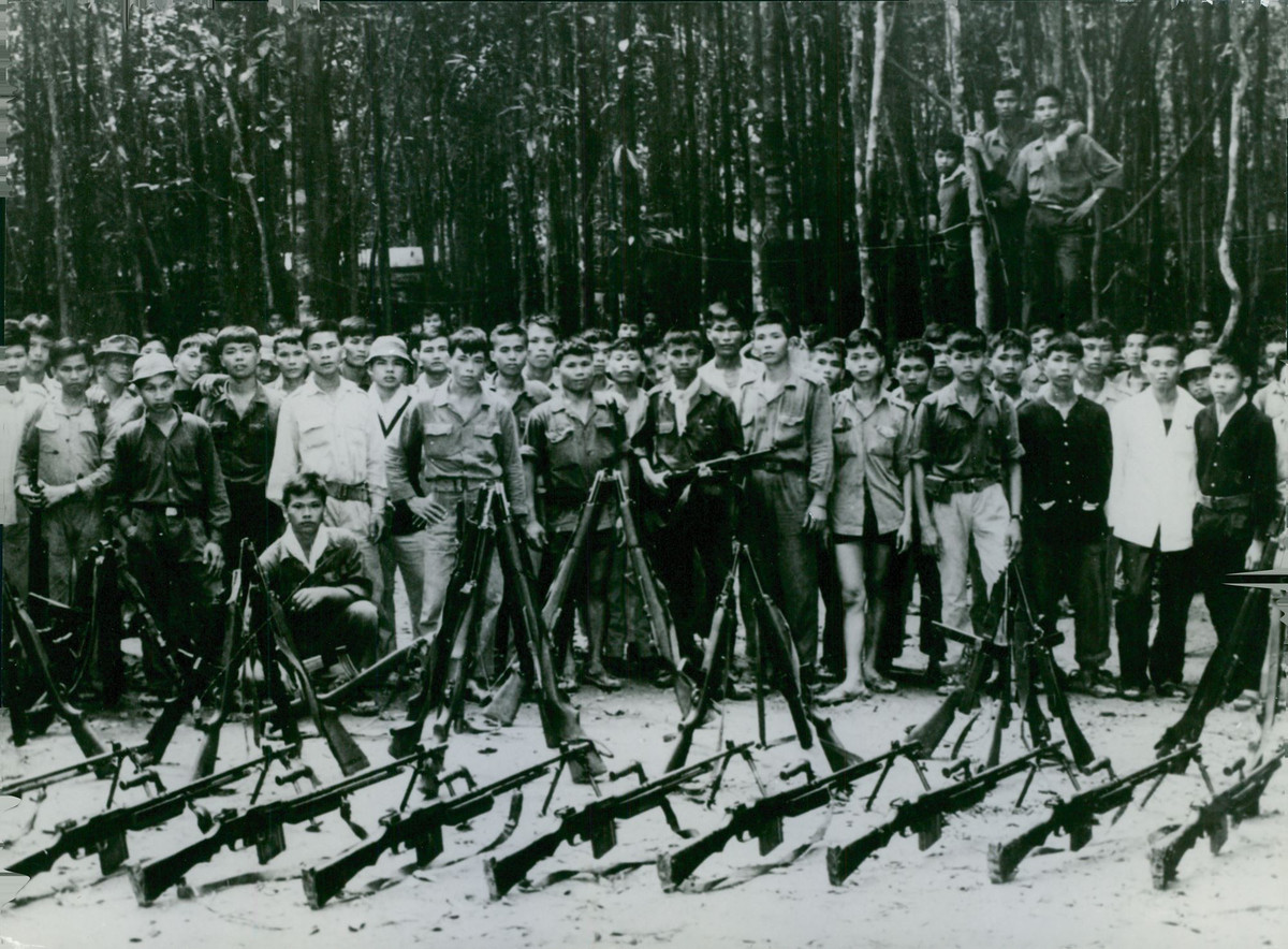 Lực lượng Giải phóng biểu dương lực lượng trong một buổi mít-tinh, tháng 1/1964.