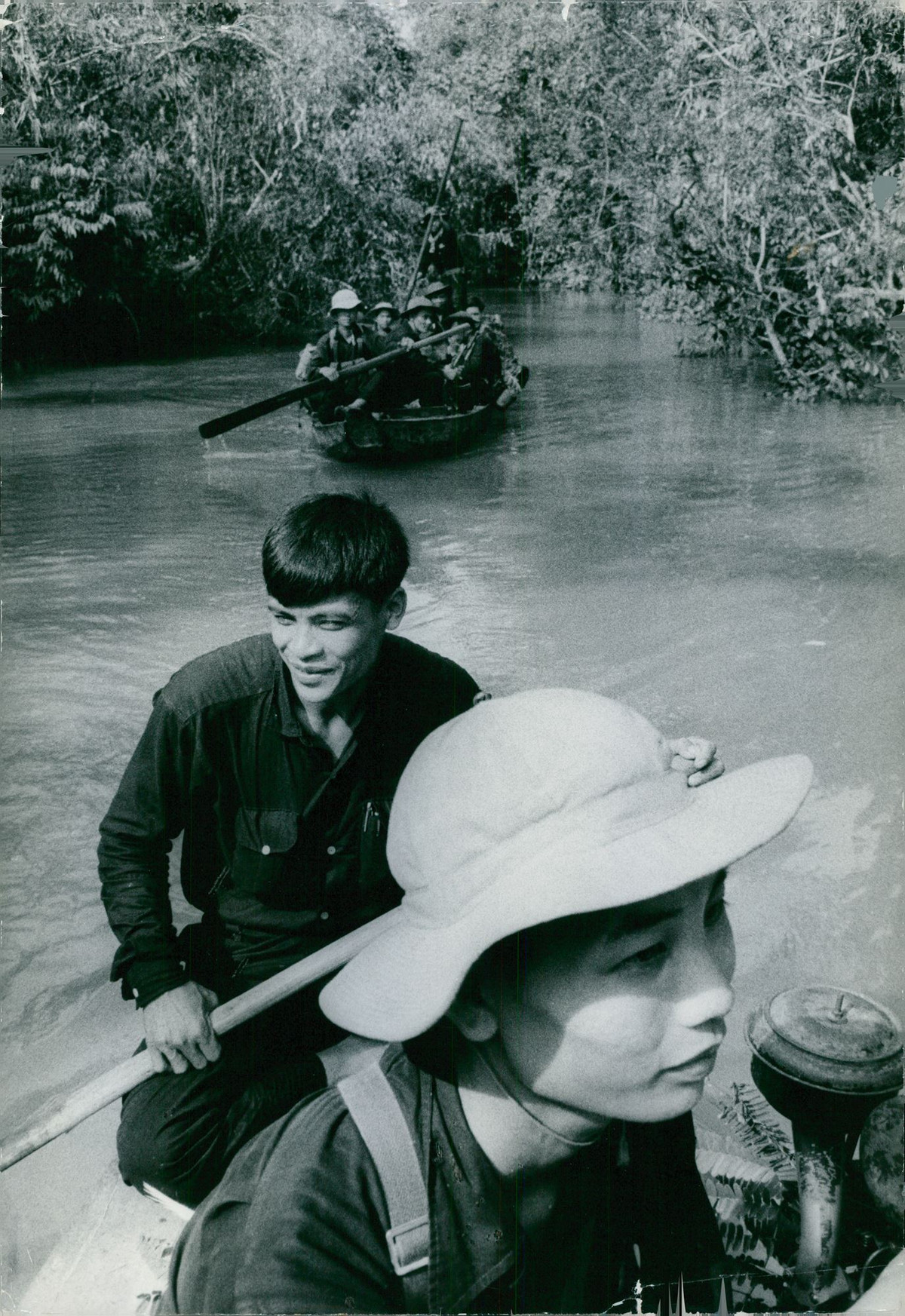Các chiến sĩ hành quân bằng thuyền, 1967.