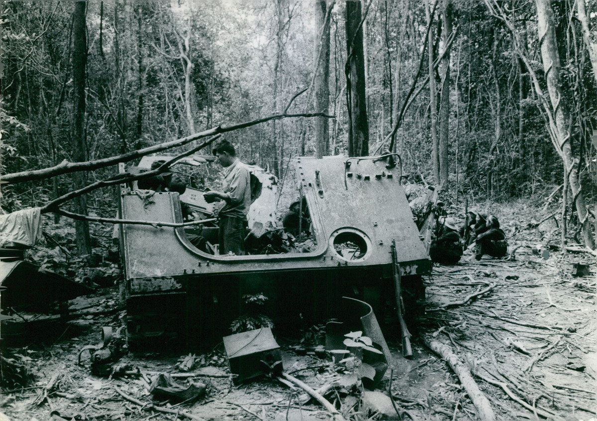 Một chiến sĩ kiếm tra những vật dụng còn sót bên trong xe bọc thép, 1967.