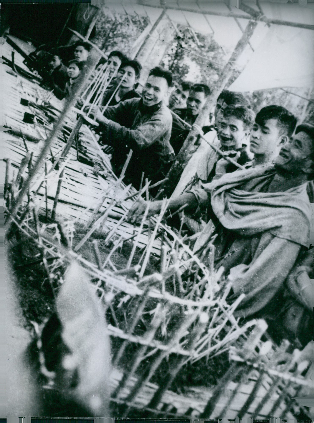 Người dân vùng giải phóng xem trưng bày vũ khí thô sơ của lực lượng Giải phóng, 1964.