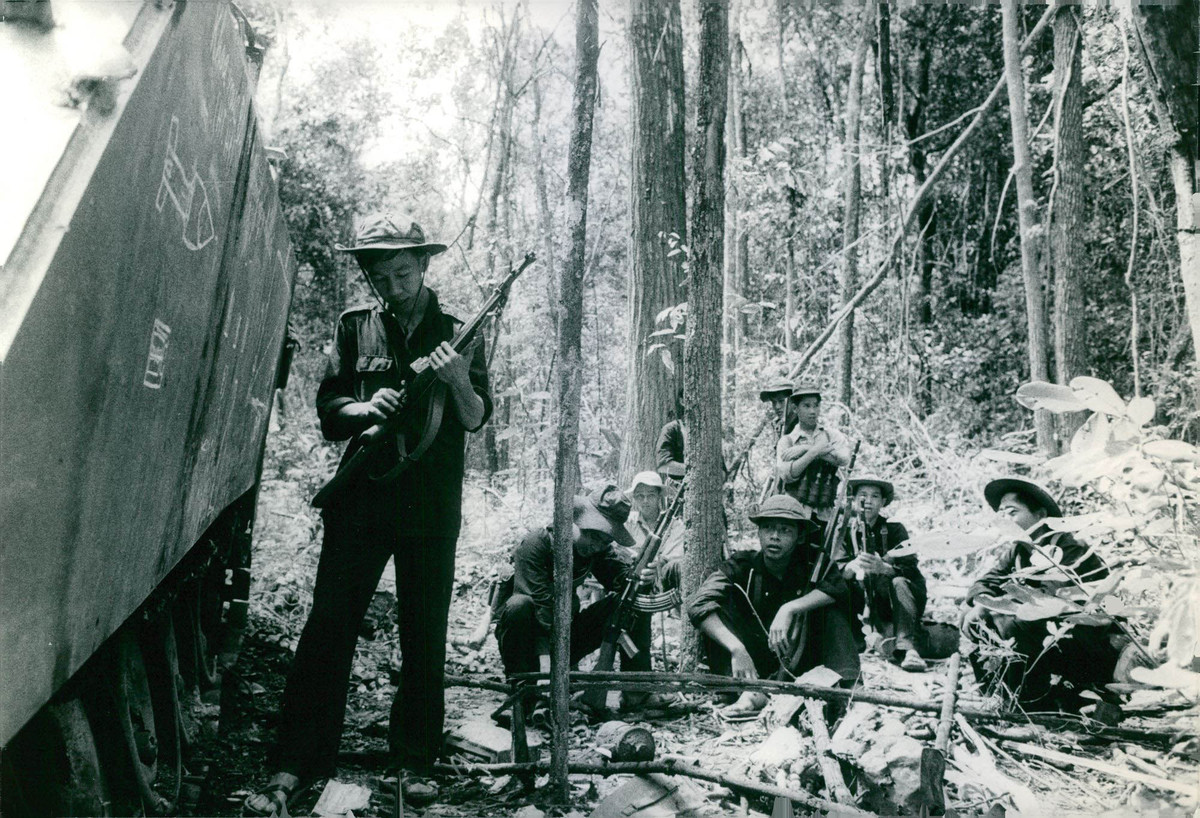 Các chiến sĩ nghỉ ngơi bên xác một xe bọc thép Mỹ.