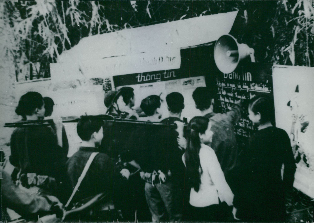 Các chiến sĩ tập trung trước một trạm thông tin ở vùng giải phóng, 1967.