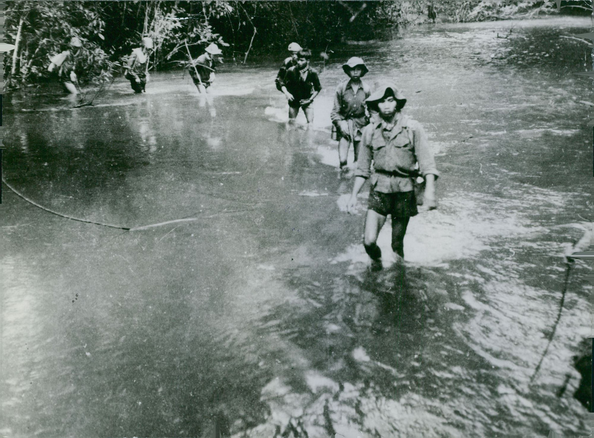 Các chiến sĩ Giải phóng băng suối trong một cuộc hành quân, 1964.