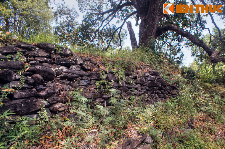 Tổng chiều dài các bức tường đá của chùa Đá Trắng lên đến hàng trăm mét. Việc xây dựng một công trình đồ sộ trên địa hình núi non hiểm trở như vậy có thể coi là một kỳ công của người xưa.