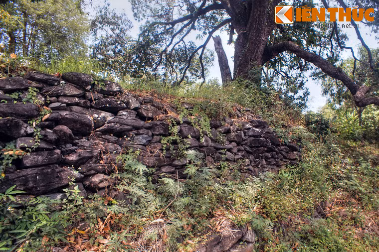 Tổng chiều dài các bức tường đá của chùa Đá Trắng lên đến hàng trăm mét. Việc xây dựng một công trình đồ sộ trên địa hình núi non hiểm trở như vậy có thể coi là một kỳ công của người xưa.