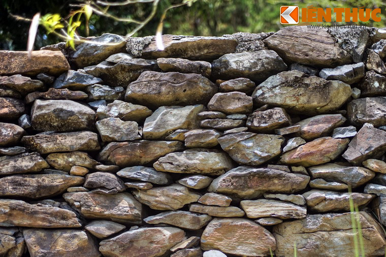 Dù không dùng vôi vữa nhưng các bức tường vẫn đứng sừng sững cùng thời gian, gió bão và các biến động thời cuộc. Cách xây tường đá ở chùa Đá Trắng cũng là lối xây dựng phổ biến ở các vùng núi đá miền Trung từ xa xưa, trong đó có nhiều tòa thành cổ.