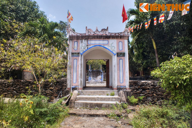 4. Nằm ở địa phận xã An Dân, huyện Tuy An, tỉnh Phú Yên, chùa Đá Trắng sở hữu một nét kiến trúc đặc sắc mà không ngôi chùa nào khác ở Việt Nam có được. Đó là khuôn viên chùa được bao bọc bởi những bức tường đá cổ xưa, nhiều đoạn có tuổi đời đã trên dưới 2 thế kỷ.