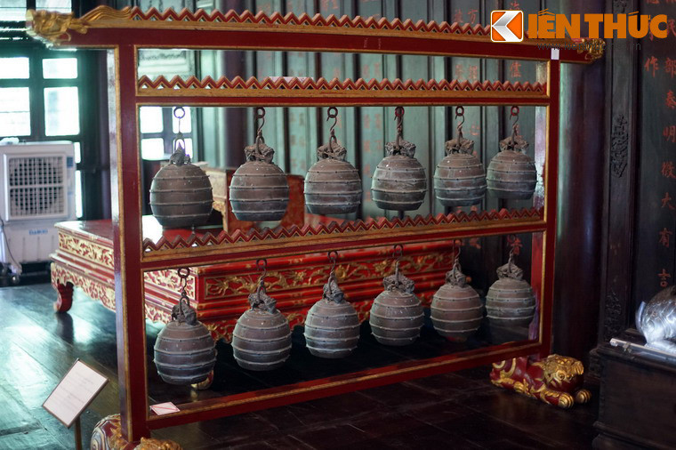 Bộ biên chung gồm 12 quả chuông đồng được đúc rỗng, độ dày mỏng giữa các chuông khác nhau.