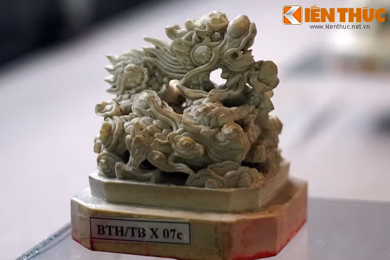 Nổi tiếng là ông vua hay chữ, vua Tự Đức có hẳn một bộ ấn ngà được chế tác rất tinh xảo, khắc những lời răn đầy ý nghĩa về quan niệm sống của bậc trí thức đương thời. Trong ảnh là chiếc ấn "Hóa cửu thành đạo", nghĩa là "Dạy lâu thì thành đạo".