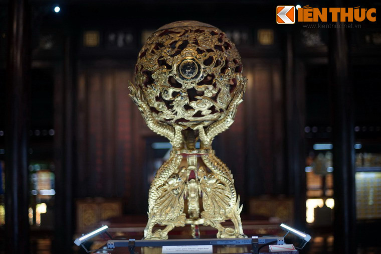 Quả cầu cửu long sơn thếp, một món đồ nội thất độc đáo từng được bày trong cung vua nhà Nguyễn. Hiện vật này được tạo hình chín con rồng vờn quanh ngọc châu, làm bằng gỗ quý thếp vàng toàn bộ bề mặt theo kỹ thuật truyền thống.