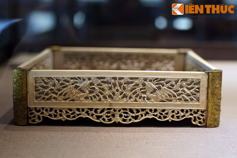 Khay làm bằng ngà voi chạm hình chim phượng của vua nhà Nguyễn.