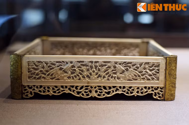 Khay làm bằng ngà voi chạm hình chim phượng của vua nhà Nguyễn.