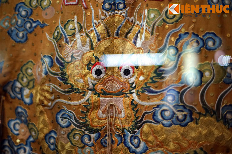 Hình tượng rồng trên hoàng bào của vua nhà Nguyễn mặc lúc thiết lễ đại triều.