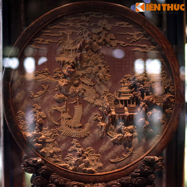 Bề mặt một phù điêu gỗ được chạm khắc hết sức tinh xảo, hiện vật từng được đặt trong cung điện của triều Nguyễn.