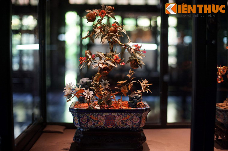 "Cành vàng lá ngọc" là một dạng cổ vật đặc biệt, từng hiện diện rất nhiều trong các cung điện, lăng tẩm vua chúa ở Huế. Đúng như tên gọi, các cành cây được dát vàng, hoa và lá làm từ đá ngọc.