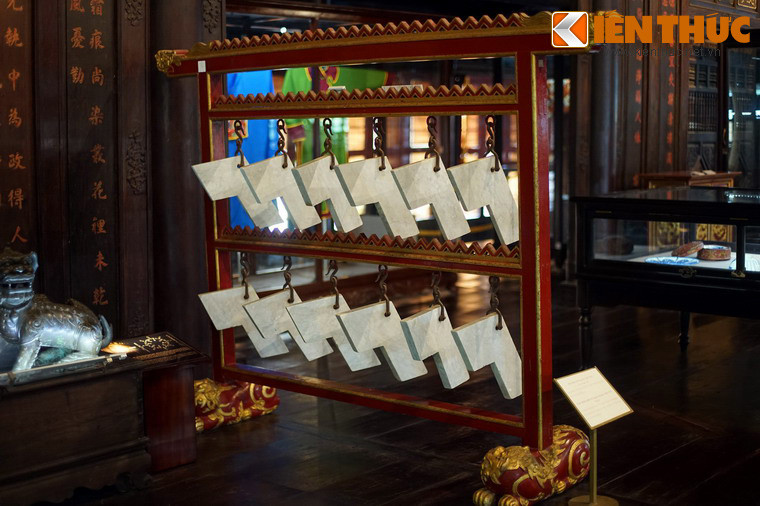 Biên chung và biên khánh là hai nhạc cụ hết sức độc đáo, chỉ được đưa ra sử dụng trong những buổi tế lễ trọng đại như: lễ Đại triều ở điện Thái Hòa, lễ Tế Nam Giao, lễ Tế Xã Tắc... của triều Nguyễn. Trong ảnh là bộ biên khánh gồm 12 chiếc khánh hình làm bằng đá núi Nhồi ở Thanh Hóa.