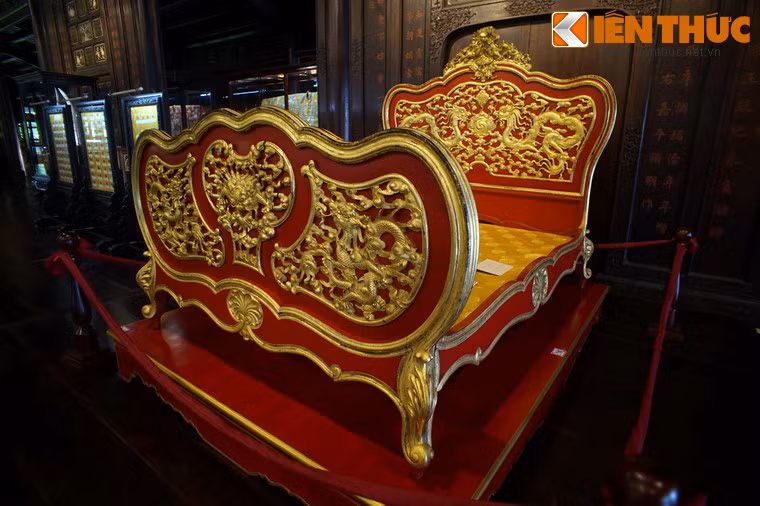 Vua Khải Định (1885-1825) là một ông vua nổi tiếng với cuộc sống xa hoa của nhà Nguyễn. Ngày nay còn khá nhiều cổ vật gắn với cuộc sống của vị vua này được lưu giữ. Một trong số đó là một chiếc long sàng kiểu Đông - Tây kết hợp trang trí mô típ rồng vàng rực rỡ.