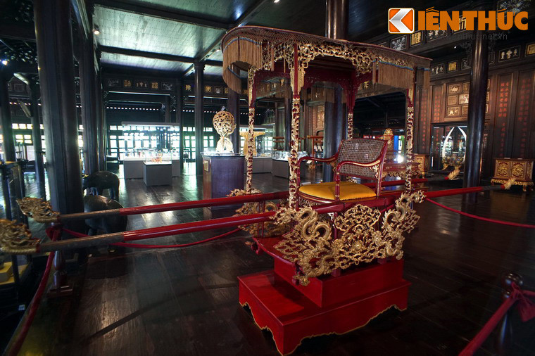 Chiếu kiệu sơn son thiếp vàng từng là phương tiện di chuyển của vua nhà Nguyễn ở Hoàng thành Huế.