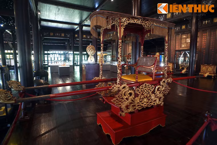 Chiếu kiệu sơn son thiếp vàng từng là phương tiện di chuyển của vua nhà Nguyễn ở Hoàng thành Huế.