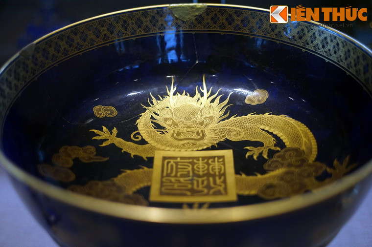 Chiếm mâm bồng hiệu Rivoli có hình rồng vàng này, quà của Phủ Phụ chính đặt làm tại Pháp năm 1915 để tặng vua Duy Tân.