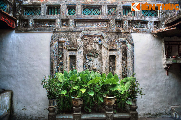 Sân trời có cây lá, hồ cá, hòn non bộ, tường bao xung quanh được trang trí bằng gốm Trung Quốc, các đồ án trang trí hình các con vật, cảnh vật tạo nên một không gian hài hòa giữa kiến trúc và thiên nhiên.