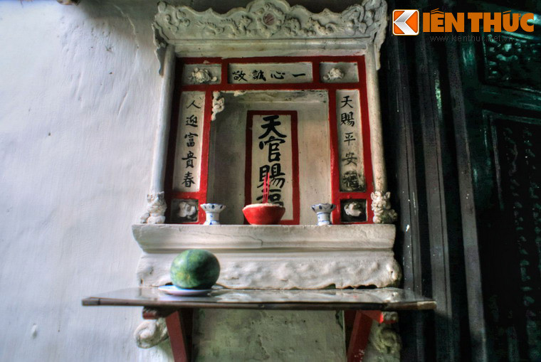 Các bàn thờ, đồ đạc, hoành phi câu đối của ngôi nhà cổ cũng được chế tác và bài trí giàu tính thẩm mỹ.