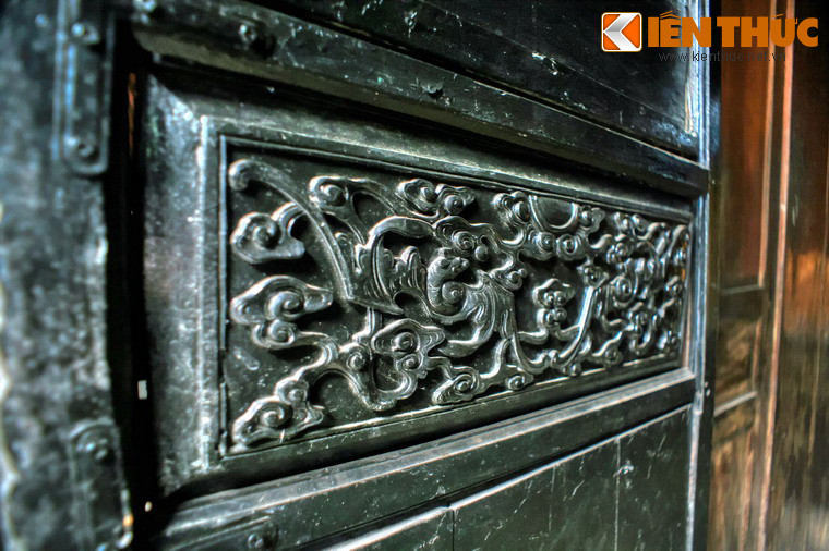 Những tác phẩm này được thực hiện bởi các nghệ nhân làng mộc Kim Bồng, một làng nghề có lịch sử lâu đời, ngày nay thuộc xã Cấm Kim, thành phố Hội An.