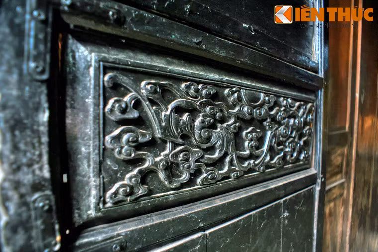 Những tác phẩm này được thực hiện bởi các nghệ nhân làng mộc Kim Bồng, một làng nghề có lịch sử lâu đời, ngày nay thuộc xã Cấm Kim, thành phố Hội An.