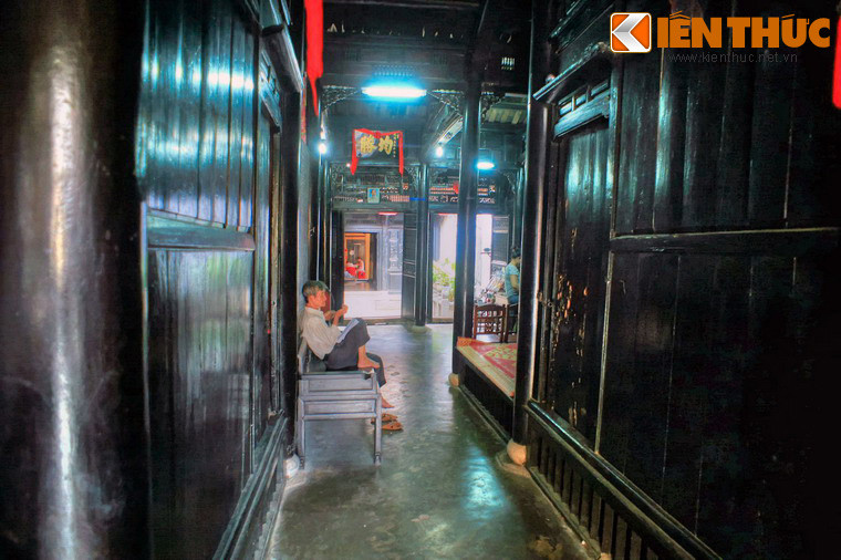 Bước vào nhà, có thể nhìn thấy nhiều đặc trưng kiến trúc của phố cổ Hội An, đó là nhà dựng bằng gỗ, có chiều ngang hẹp, sâu vào trong, cấu trúc hệ mái nhà chính được chống đỡ bằng kiểu vì “kẻ chuyền”.