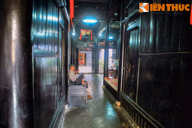 Bước vào nhà, có thể nhìn thấy nhiều đặc trưng kiến trúc của phố cổ Hội An, đó là nhà dựng bằng gỗ, có chiều ngang hẹp, sâu vào trong, cấu trúc hệ mái nhà chính được chống đỡ bằng kiểu vì “kẻ chuyền”.