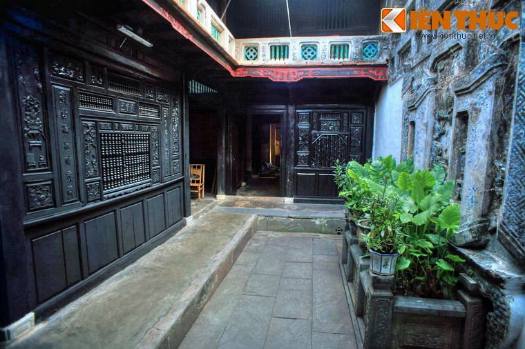 Khu vực giữa nhà là gian nhỏ có mái che nhìn ra sân trời vì kèo “chồng rường” được trang trí rất đẹp.