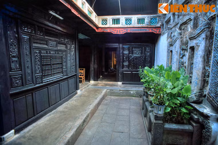 Khu vực giữa nhà là gian nhỏ có mái che nhìn ra sân trời vì kèo “chồng rường” được trang trí rất đẹp.