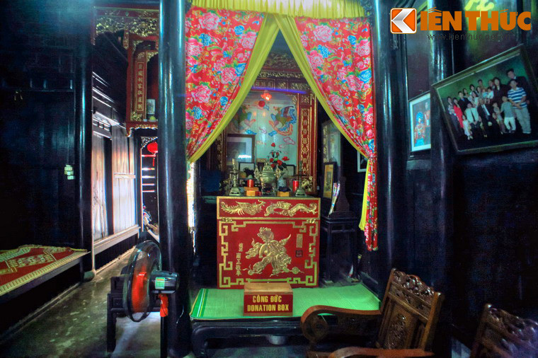 Gian ngoài cùng của ngôi nhà có hai sạp gỗ lớn để bày hàng hóa, bên trong là phòng khách và là nơi thờ cúng tổ tiên.