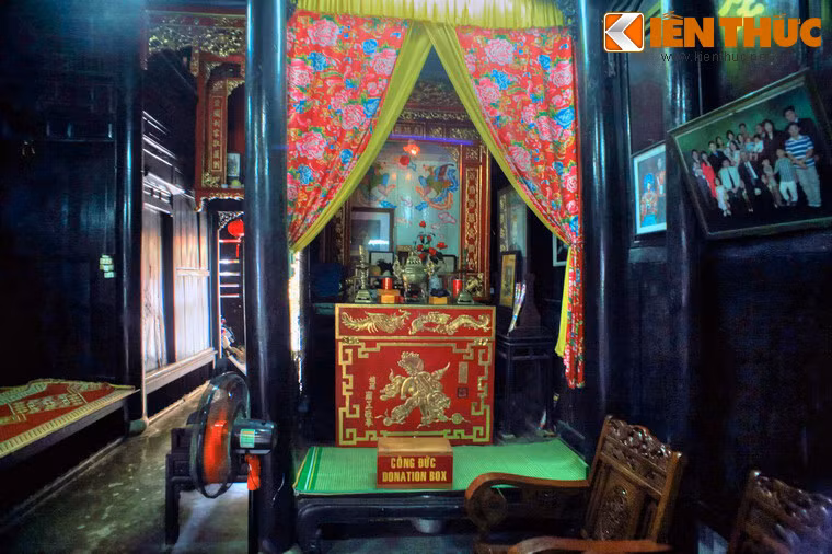 Gian ngoài cùng của ngôi nhà có hai sạp gỗ lớn để bày hàng hóa, bên trong là phòng khách và là nơi thờ cúng tổ tiên.