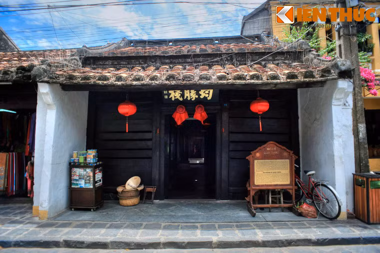 Nằm ở số 77 đường Trần Phú, thành phố Hội An, nhà cổ Quân Thắng là một trong những nhà cổ nhất và có kiến trúc độc đáo nhất ở phố cổ Hội An còn được lưu giữ.