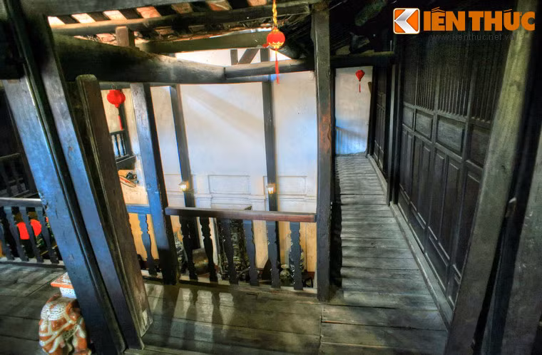 Phần gác của ngôi nhà có hành lang rộng bao quanh.