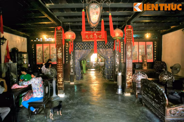 Theo các tư liệu, chủ nhân đầu tiên của nhà cổ Phùng Hưng ở Hội An là một thương nhân người Việt, buôn bán các mặt hàng lâm thổ sản như quế, tiêu, muối, các mặt hàng lụa tơ tằm, đồ sứ, thủy tinh...