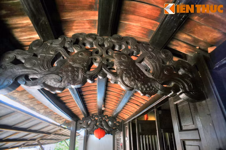 Các bộ phận đỡ mái hiên nhà được chạm khắc hình cá chép đầy công phu. Đây vốn là biểu tượng cho sự may mắn với người Hoa, đối với người Nhật là quyền lực, đối với Việt là sự thịnh vượng.