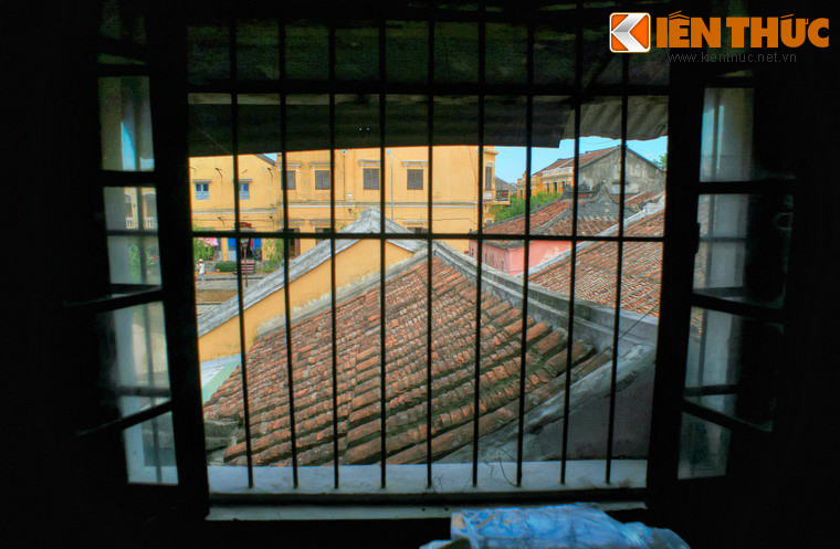 Khung cảnh phố cổ Hội An nhìn từ một cửa sổ của ngôi nhà.