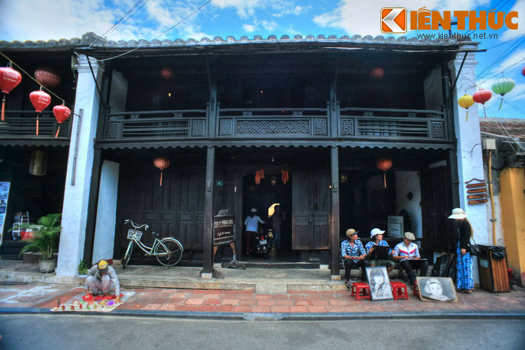 Nằm ở số 4 đường Nguyễn Thị Minh Khai, phường Cẩm Phô, thành phố Hội An, nhà cổ Phùng Hưng có tuổi đời hơn 100 năm, là một trong những mẫu nhà cổ đẹp nhất Hội An.