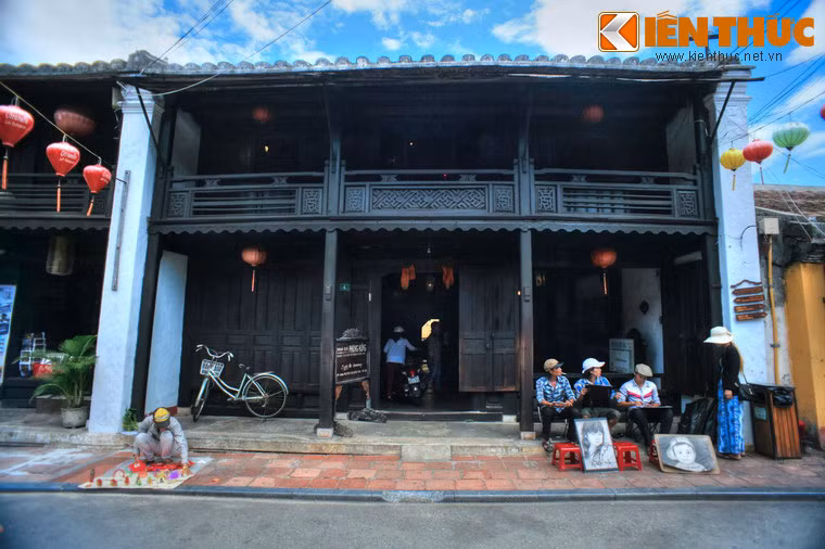 Nằm ở số 4 đường Nguyễn Thị Minh Khai, phường Cẩm Phô, thành phố Hội An, nhà cổ Phùng Hưng có tuổi đời hơn 100 năm, là một trong những mẫu nhà cổ đẹp nhất Hội An.