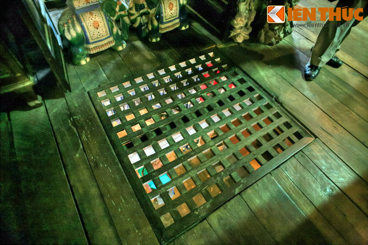 Một nét đặc biệt của nhà cổ Phùng Hưng là sàn tầng gác có một cửa sập thông với tầng dưới để khi lụt lội xảy ra có thể chuyển đồ đạc lên tầng trên.